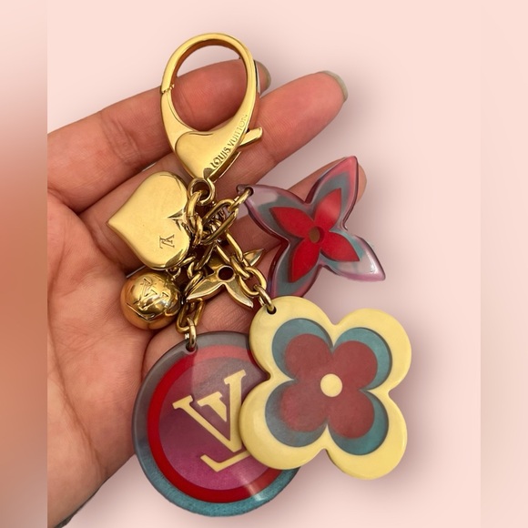 LOUIS VUITTON Resin Candy Fleurs Bag Charm
Multicolor w/ Gold hardware +Dust bag - Picture 5 of 6